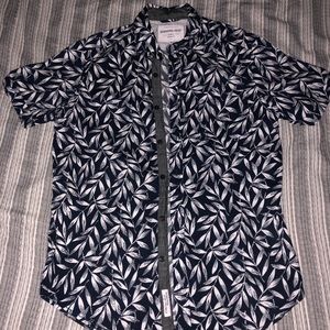 Men’s Navy Button-Up Size M